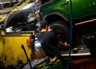 As montadoras dos EUA lutam para se adaptar enquanto a China domina o mercado de veículos elétricos