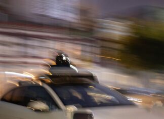 Uvěznění cestující uprostřed rostoucích útoků na autonomní auta